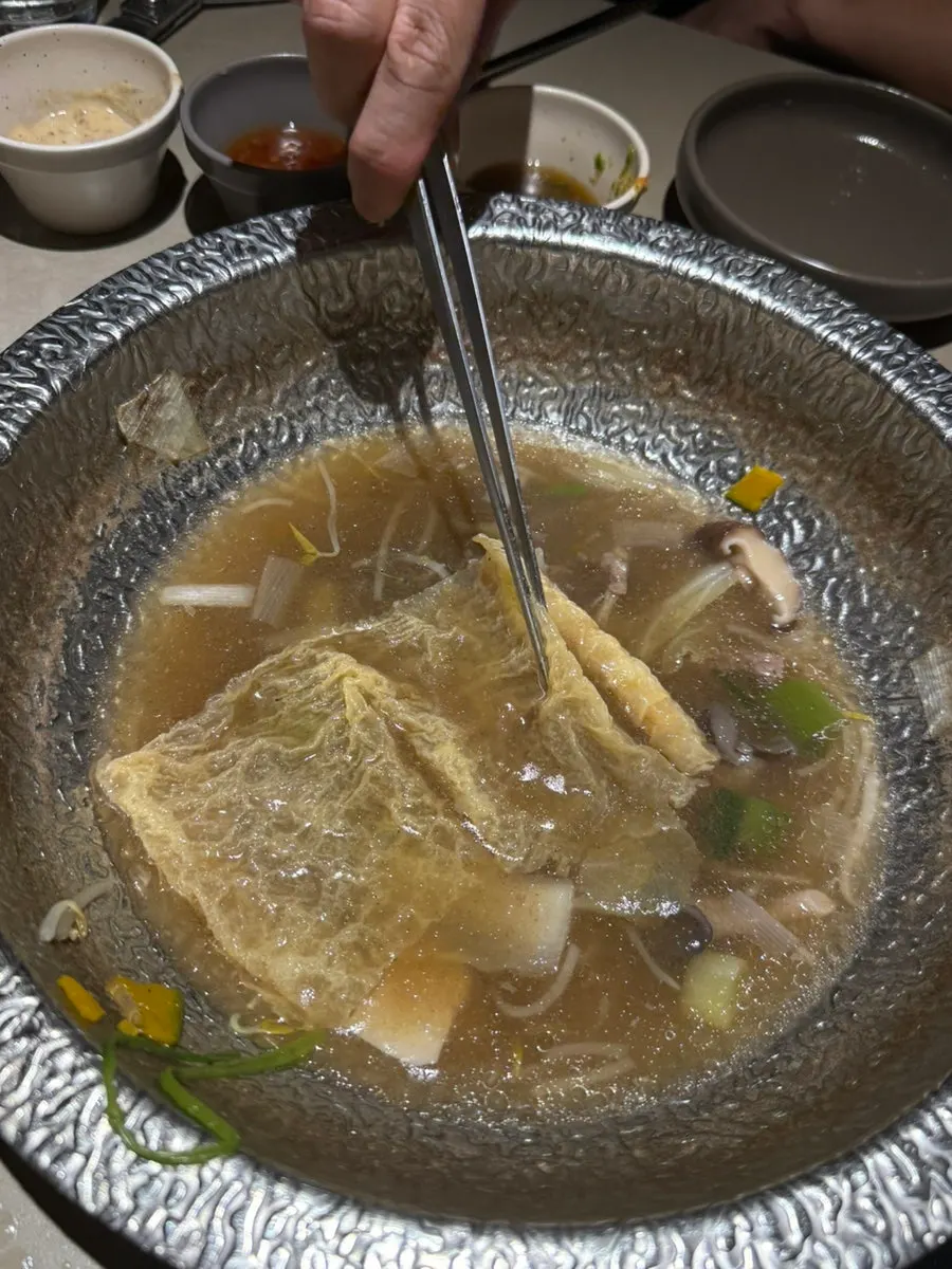 뜨거운 육수에 펼쳐진 두부피튀김