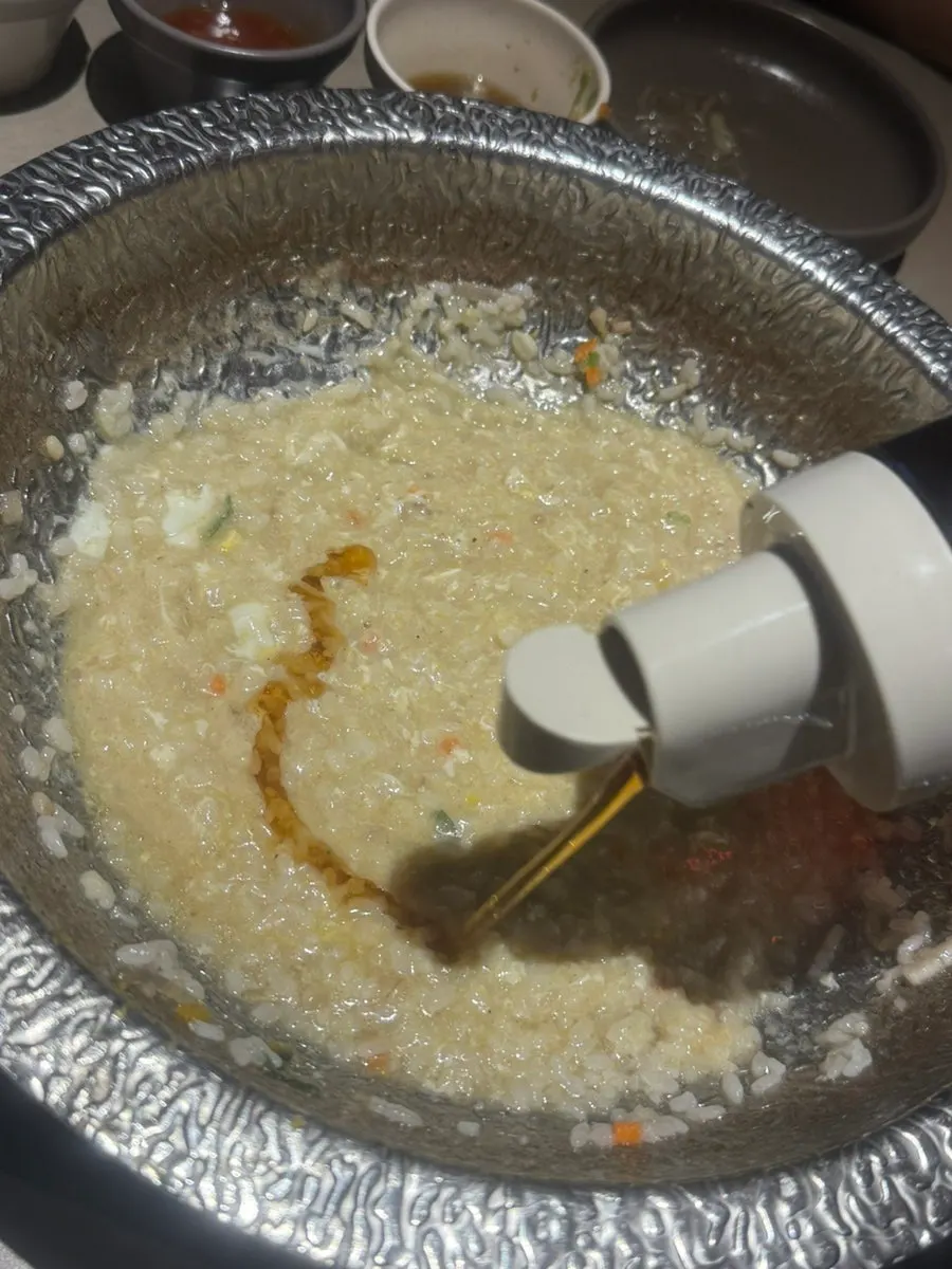 직원이 볶아준 맑은 버섯 육수 계란죽
