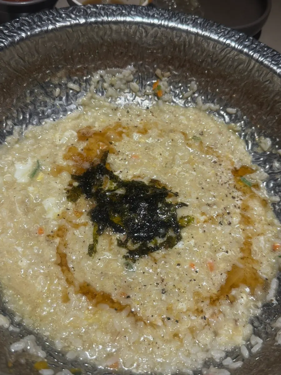 참기름과 김가루를 올린 계란죽 마무리