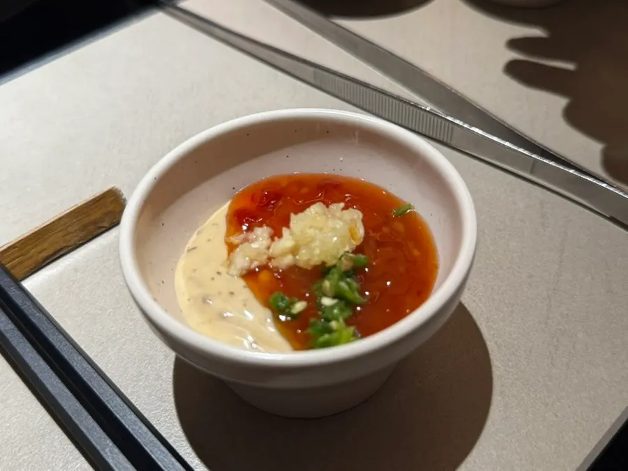 참깨·칠리·폰즈 소스를 담은 접시