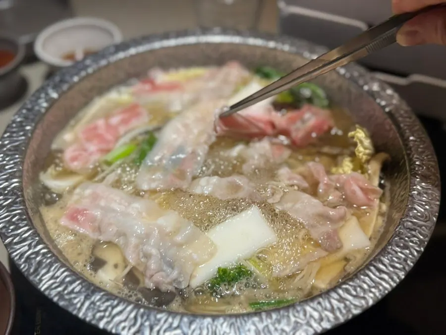 1등급 흑돼지 샤브샤브용 고기 접시