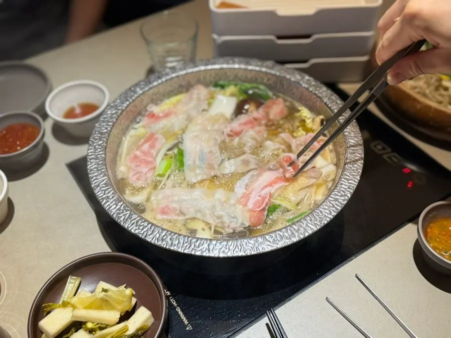 얇게 썰린 흑돼지 목살 샤브 고기
