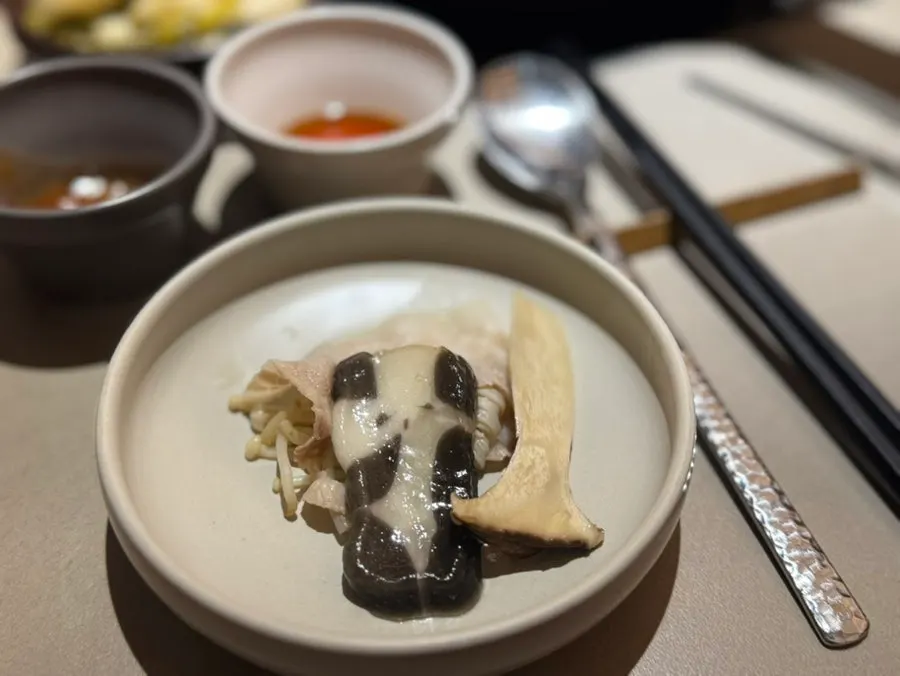 육수에 고기를 담그는 장면