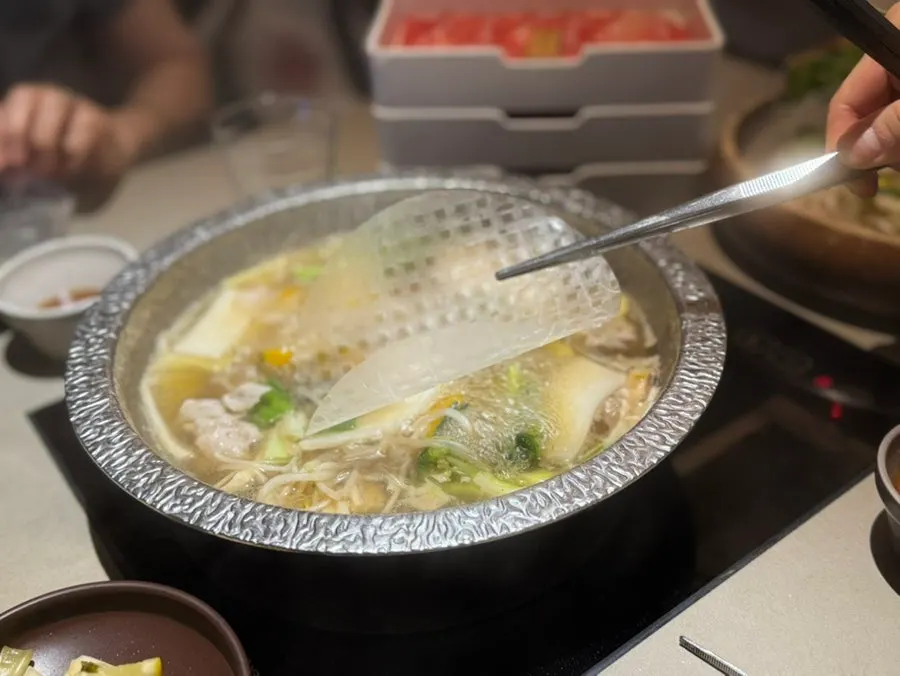 끓는 육수 속 분모자 사리