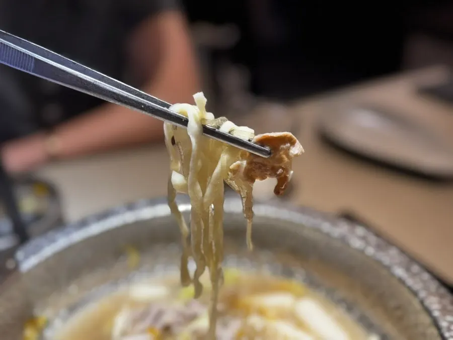 육수에 넣어 끓인 칼국수 사리