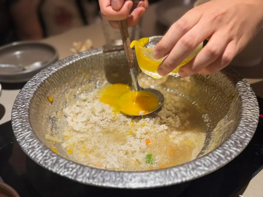 런치에 포함된 계란죽 조리 장면
