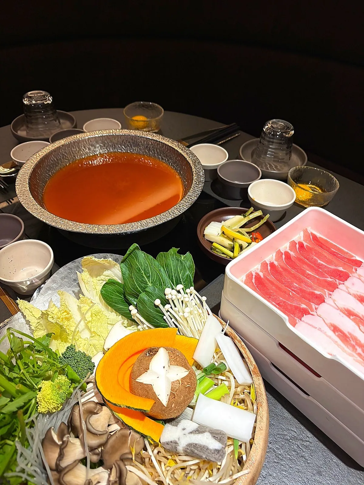 Susunan hidangan shabu-shabu di Shabu in Seoul Yongsan Main Branch