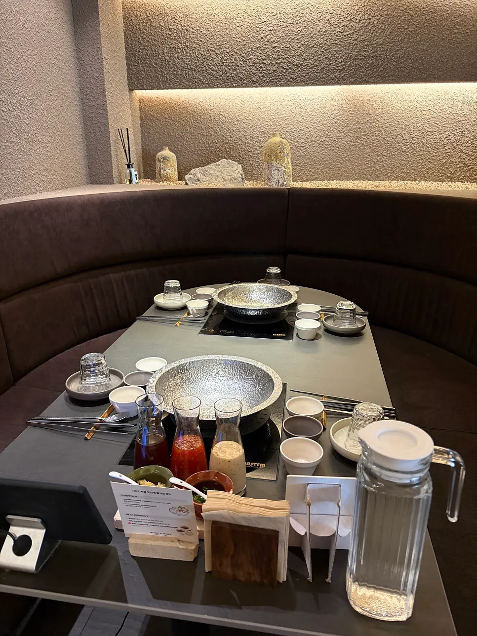 Interior Shabu in Seoul dengan sekat meja tinggi
