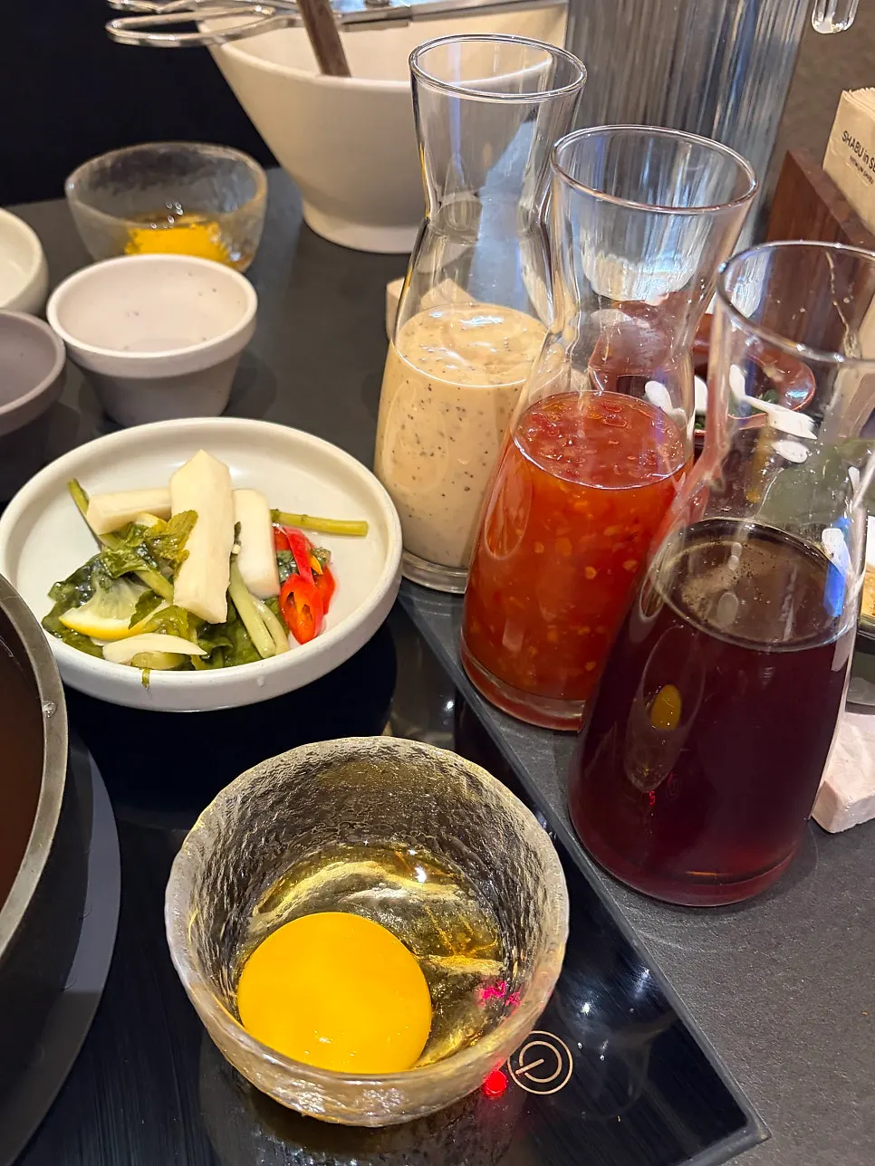Tiga jenis lauk dasar dan saus di Shabu in Seoul