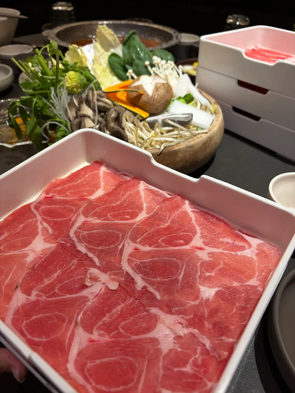 Babi hitam grade satu samgyeopsal dan mokssal diiris tipis