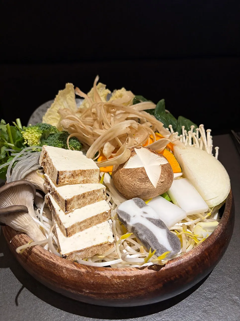 Sayuran campur sukiyaki berisi tahu dan mi kaca