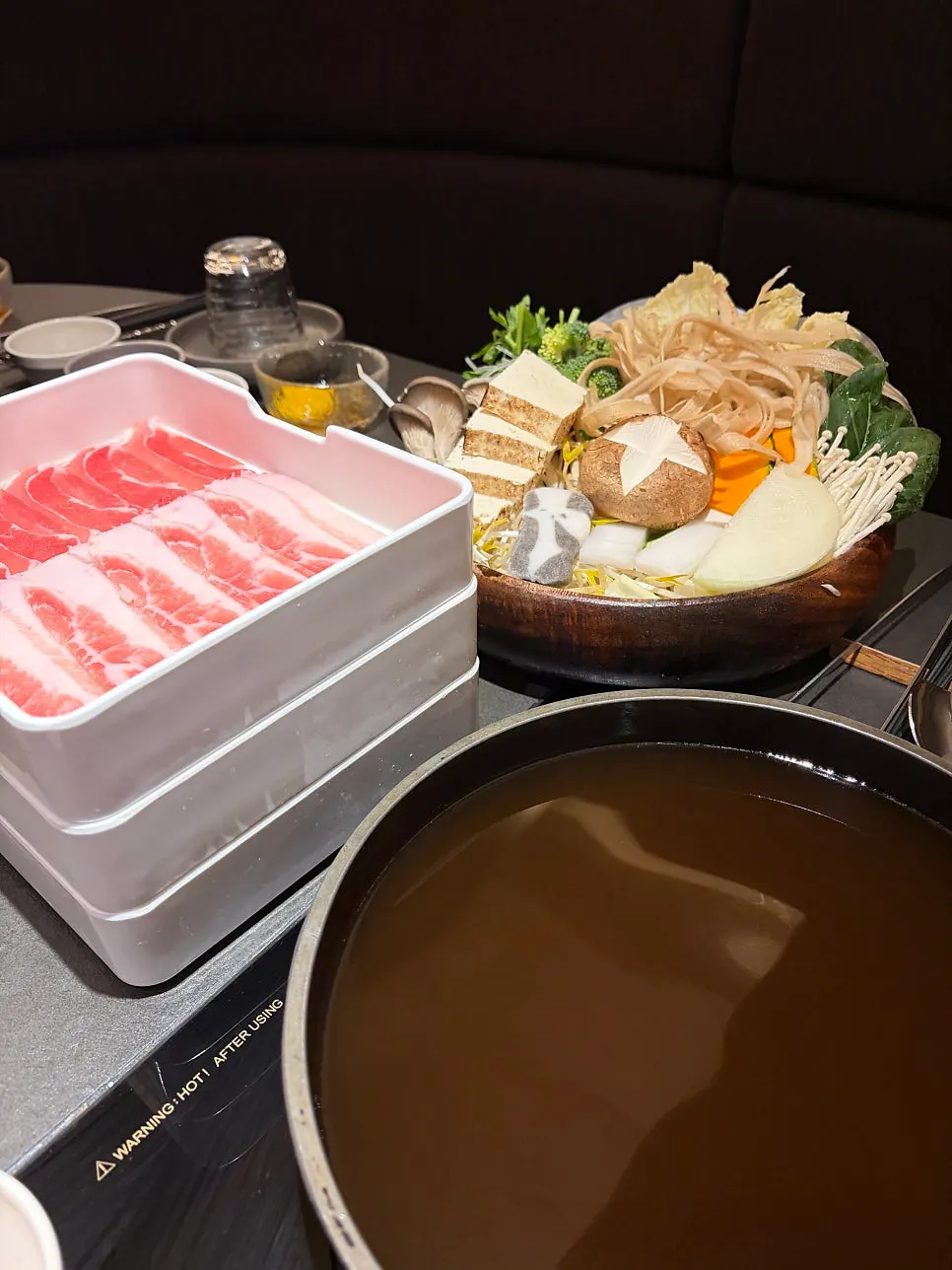 Panci kuah kecap sukiyaki yang sedang mendidih