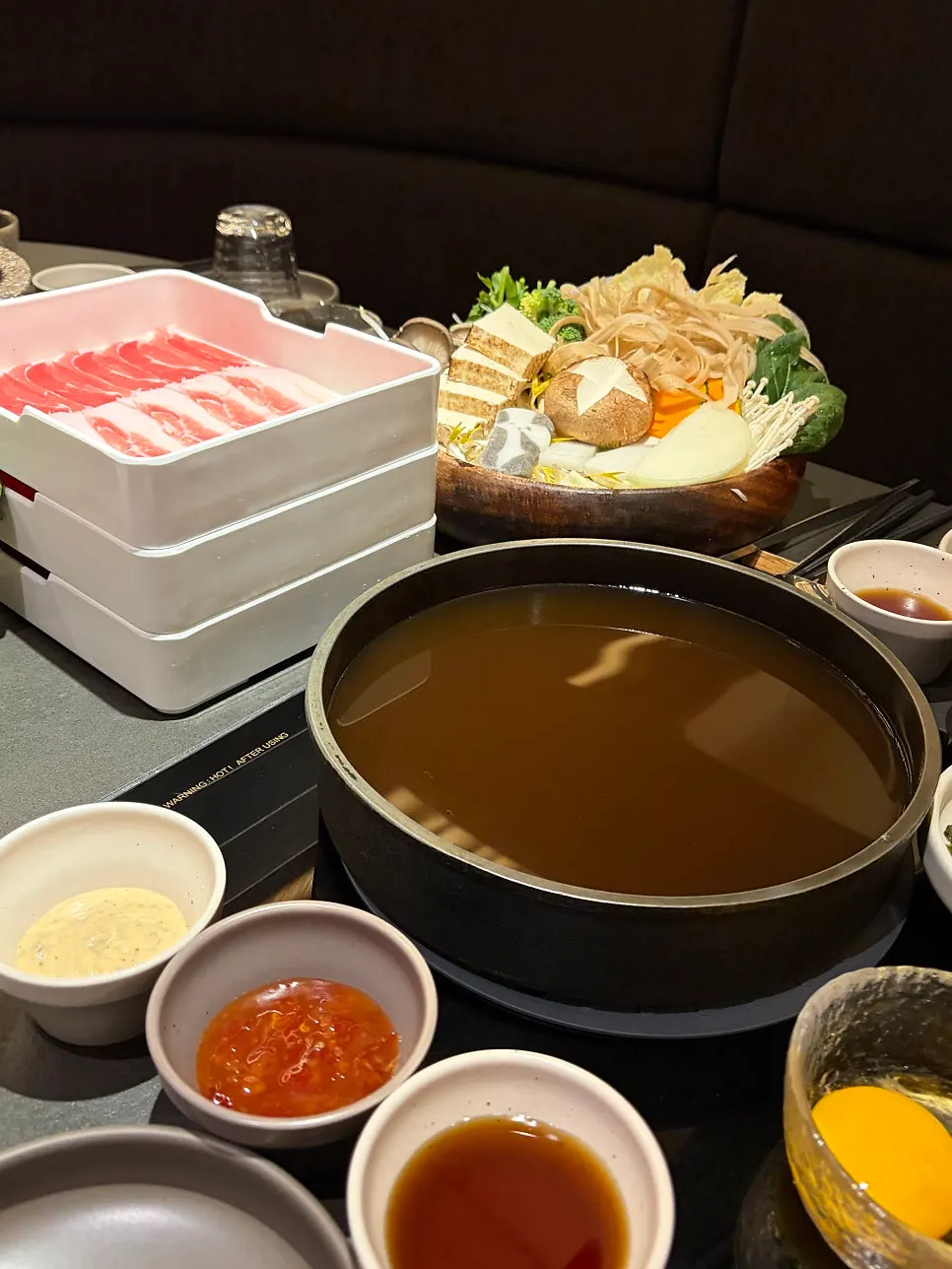Mokssal babi hitam dimasak di kuah sukiyaki