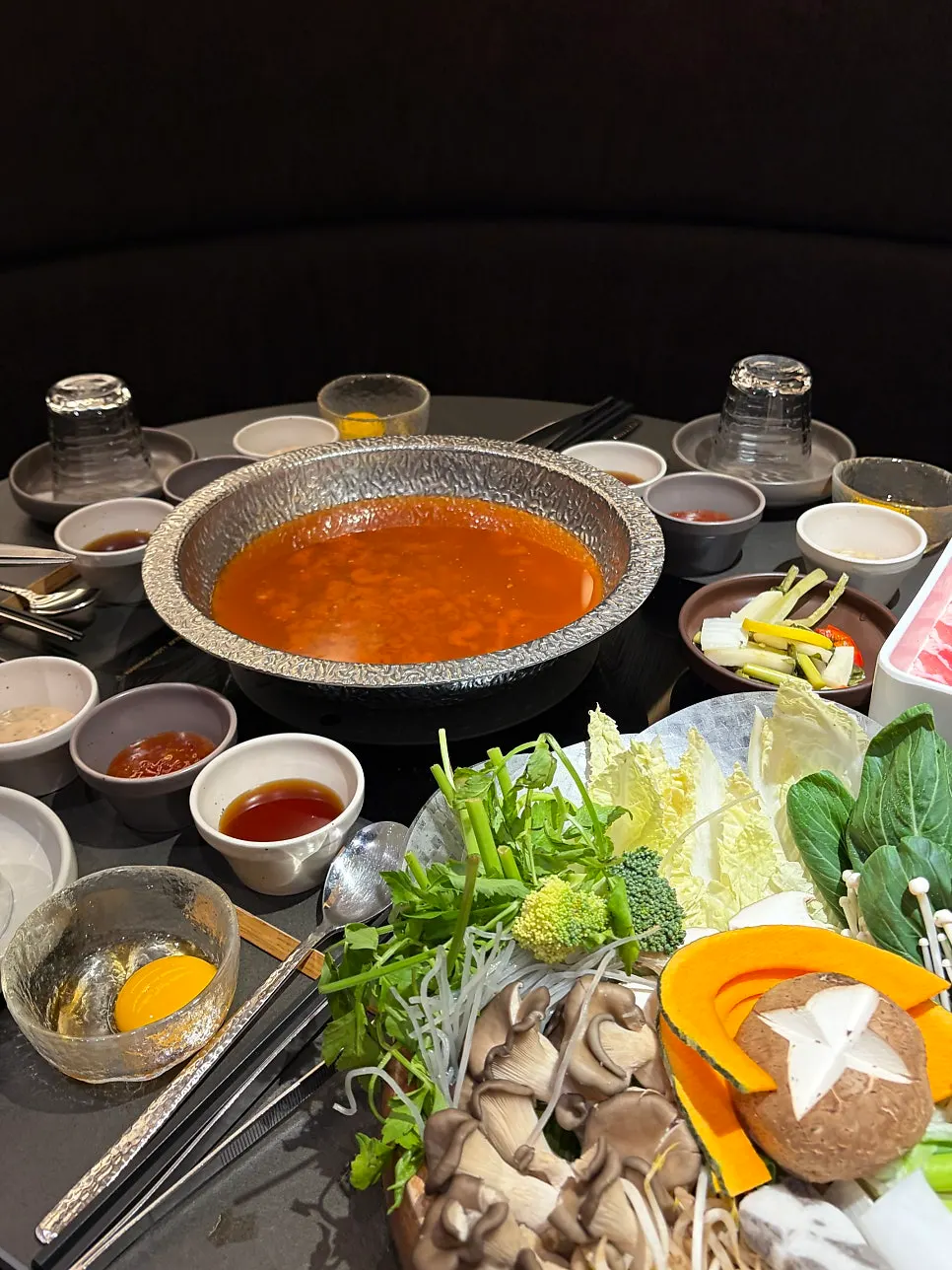 Panci shabu-shabu dengan kuah eolkeun beoseot pedas