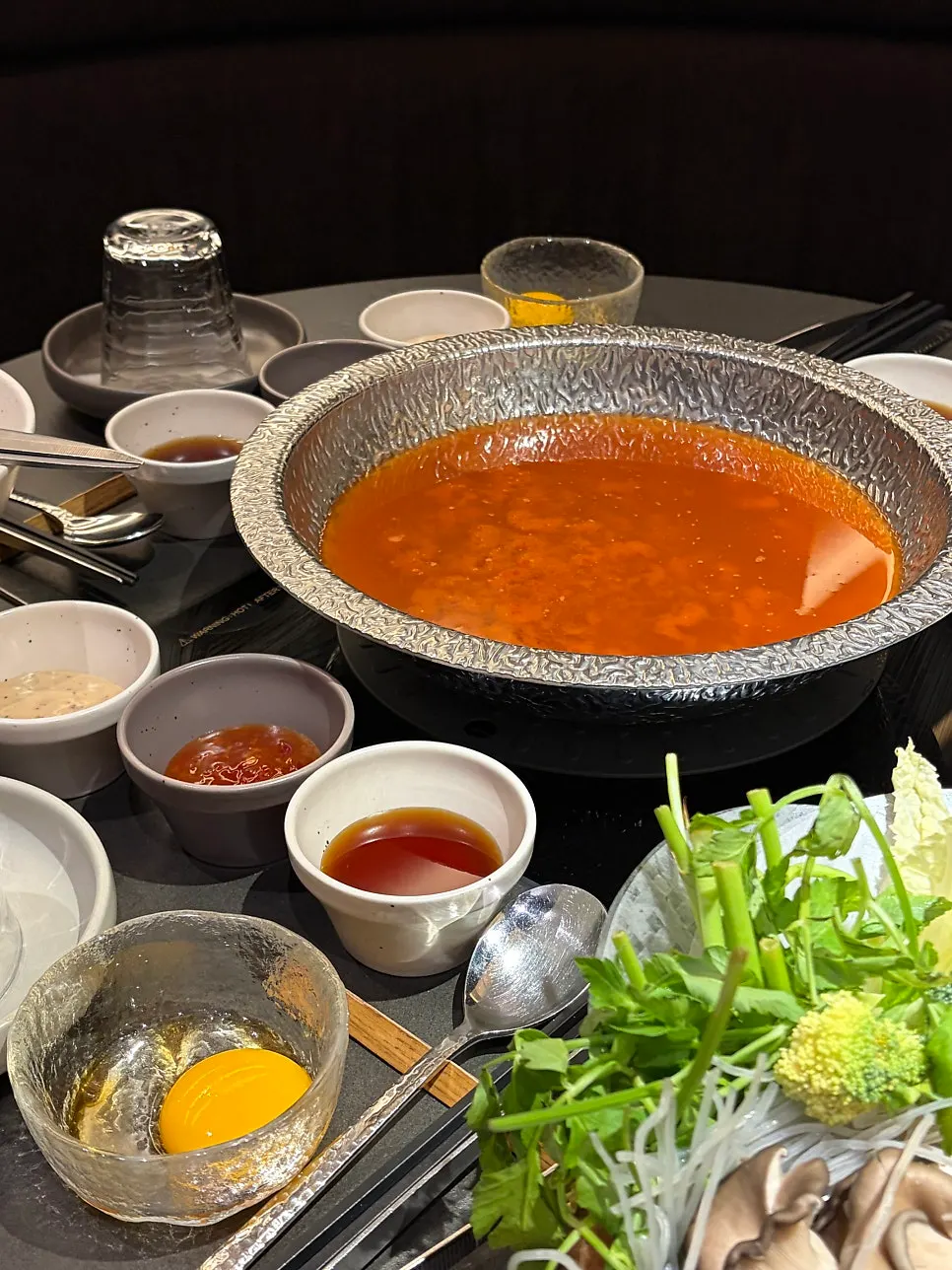 Samgyeopsal babi hitam dimasak di kuah eolkeun beoseot