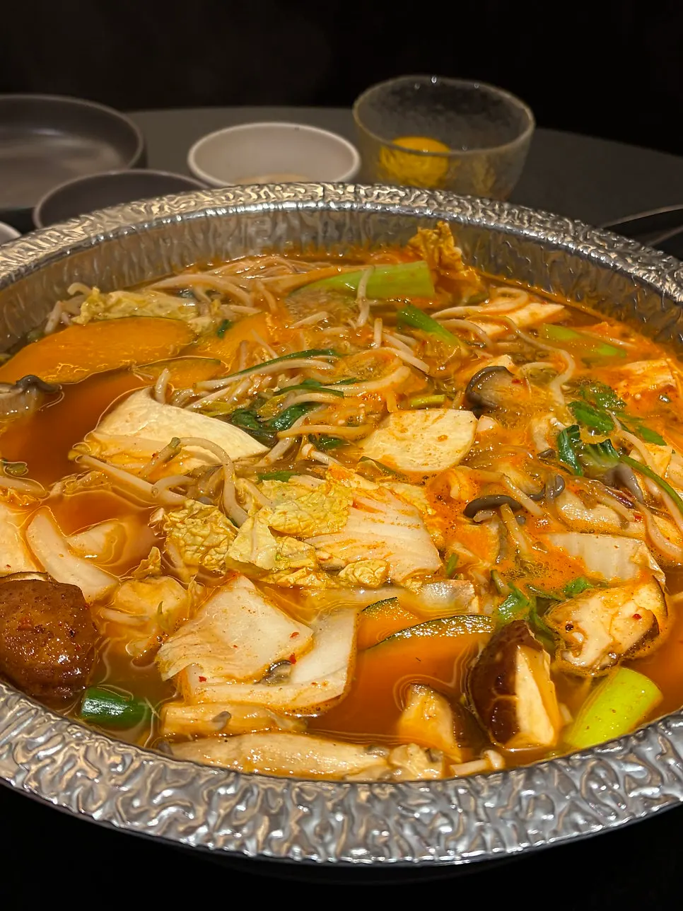 Kuah dan isian shabu-shabu eolkeun beoseot