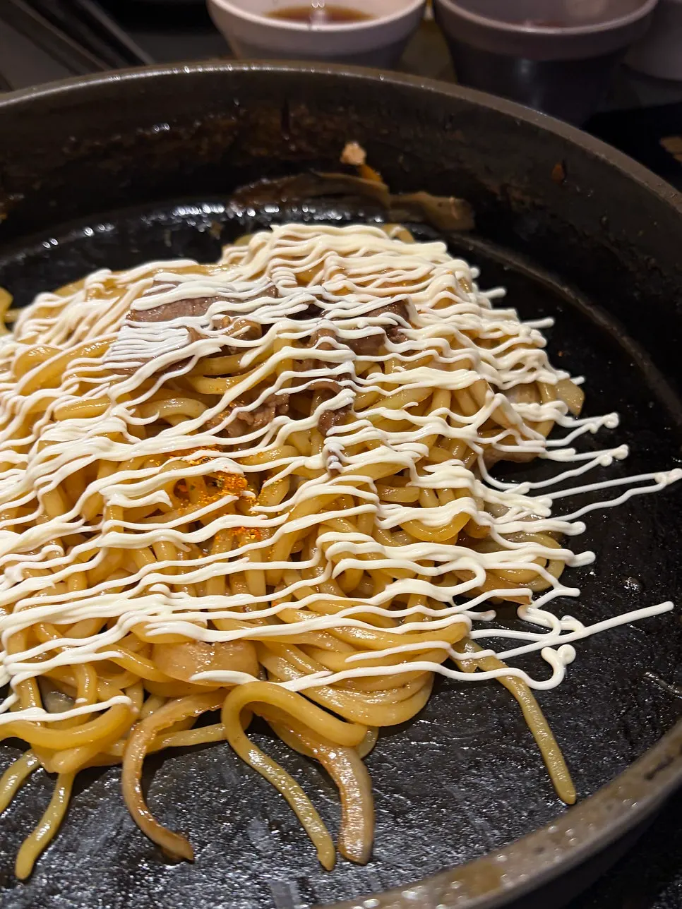 Yakisoba penutup sukiyaki dengan taburan katsuobushi