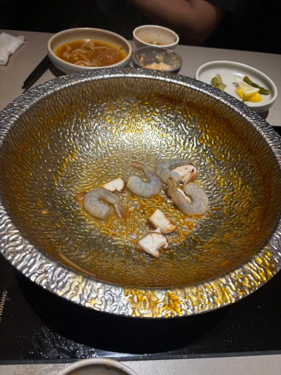 얼큰 육수에 익힌 흑돼지 삼겹 샤브