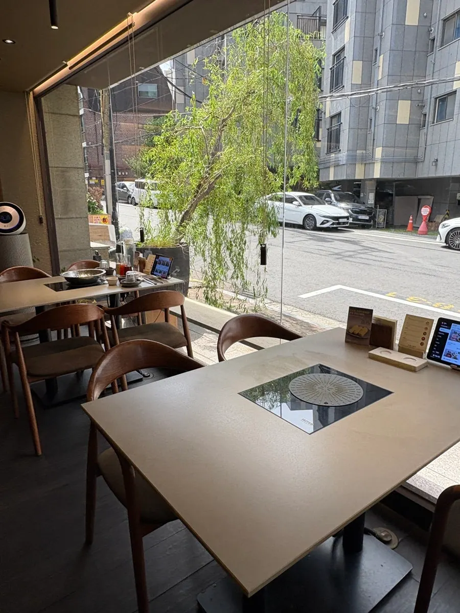 Private-style seating table