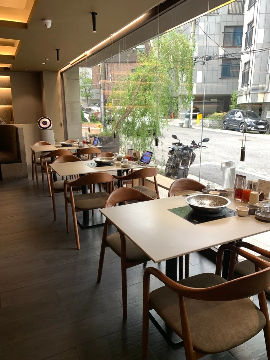 Area near the entrance of Shabu in Seoul Yongsan Main Branch