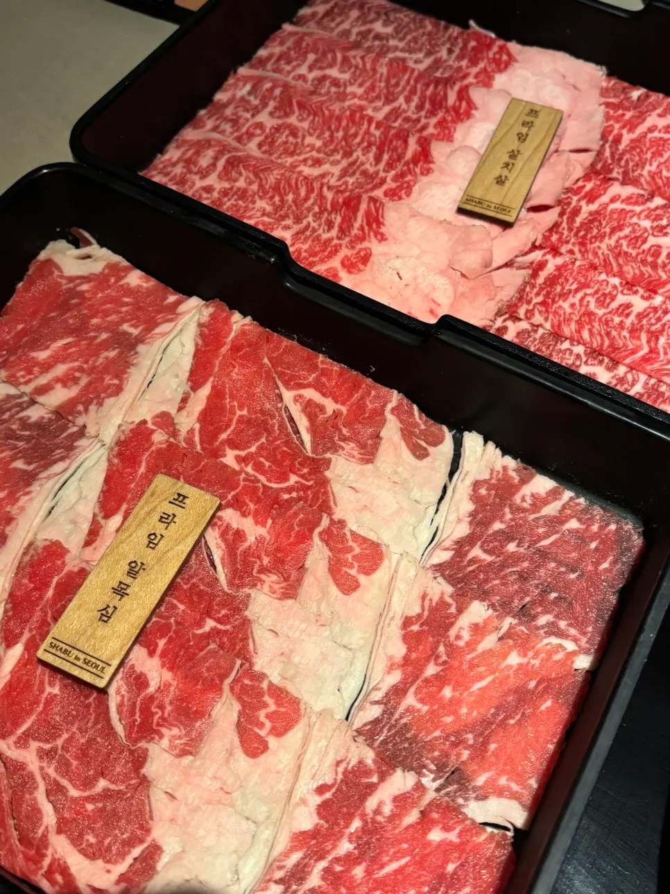 나무 네임택과 함께 나온 프라임 앵거스 살치살 접시