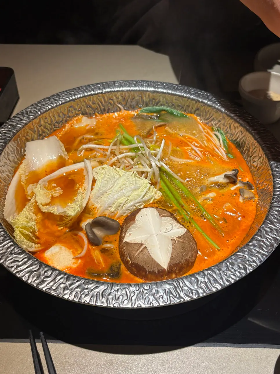 채소를 가득 넣고 끓이는 얼큰 버섯 육수 냄비