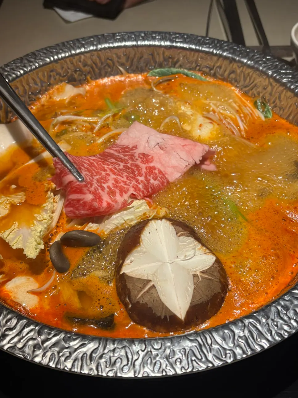 온도 조절 후 고기를 넣기 직전의 샤브샤브 냄비