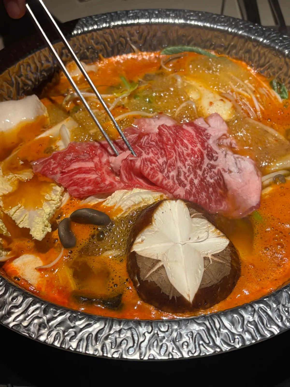 마블링이 선명한 살치살을 육수에 넣는 모습