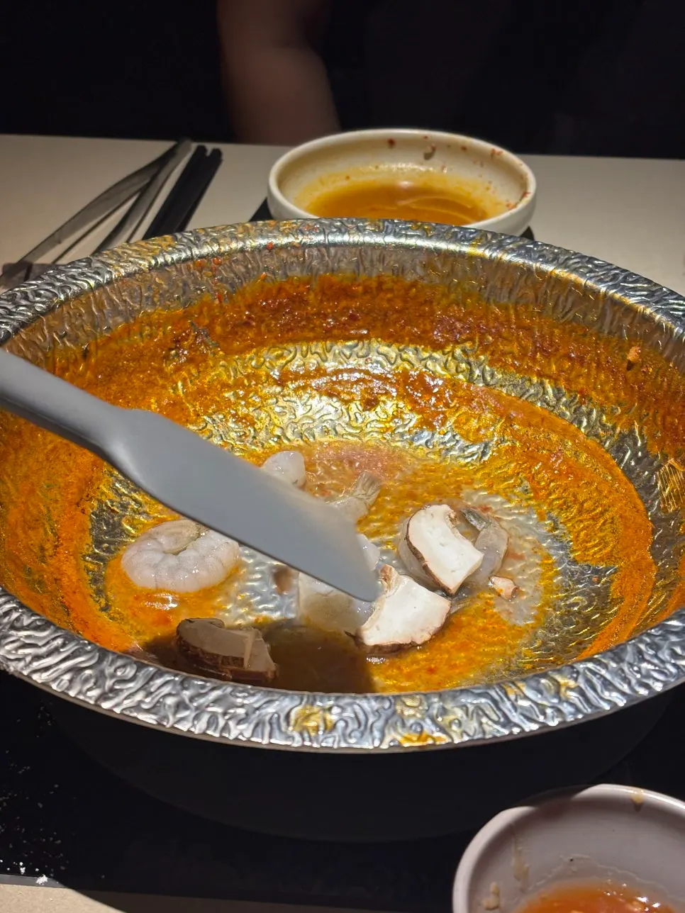 얼큰 육수에 완성된 칼국수 한 그릇