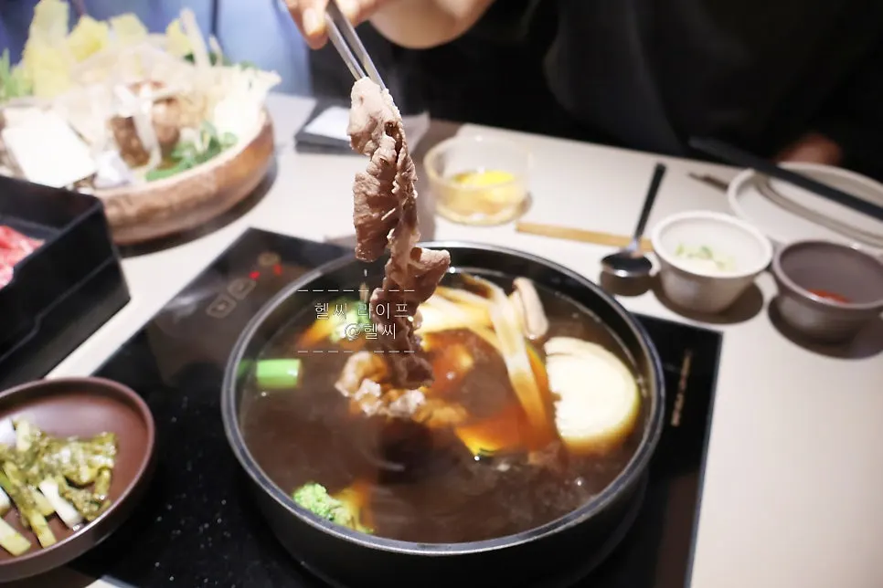 Pan of Kanto-style sukiyaki with mild soy broth poured in