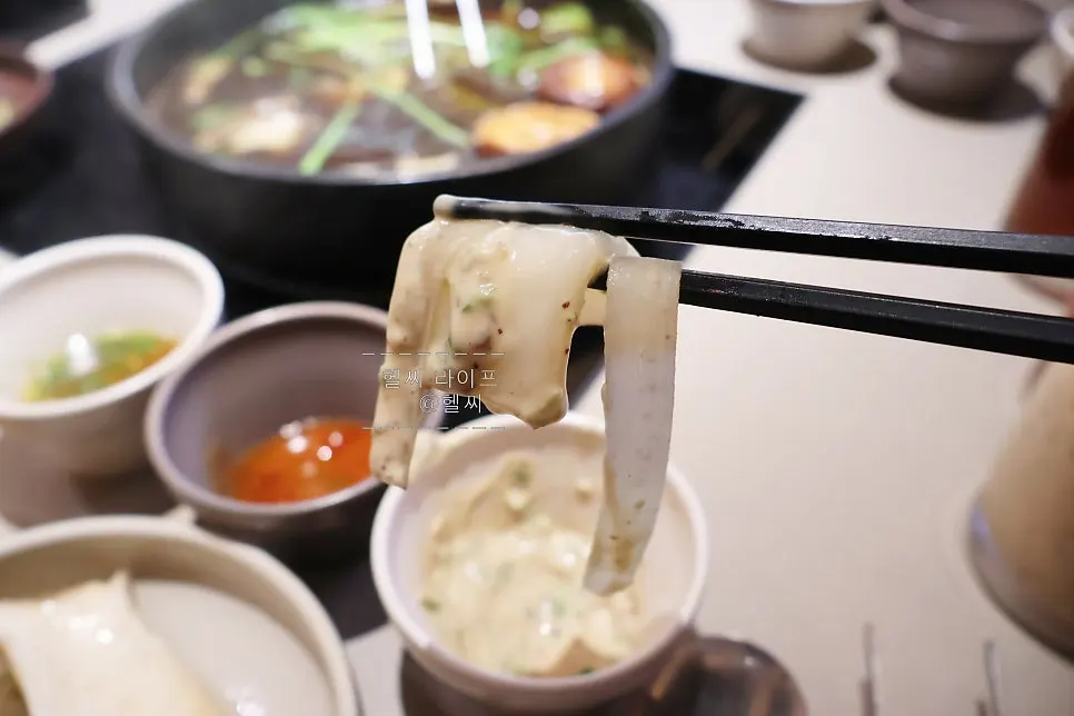 Meat dipped in peanut sauce mixed with cheongyang chili and garlic