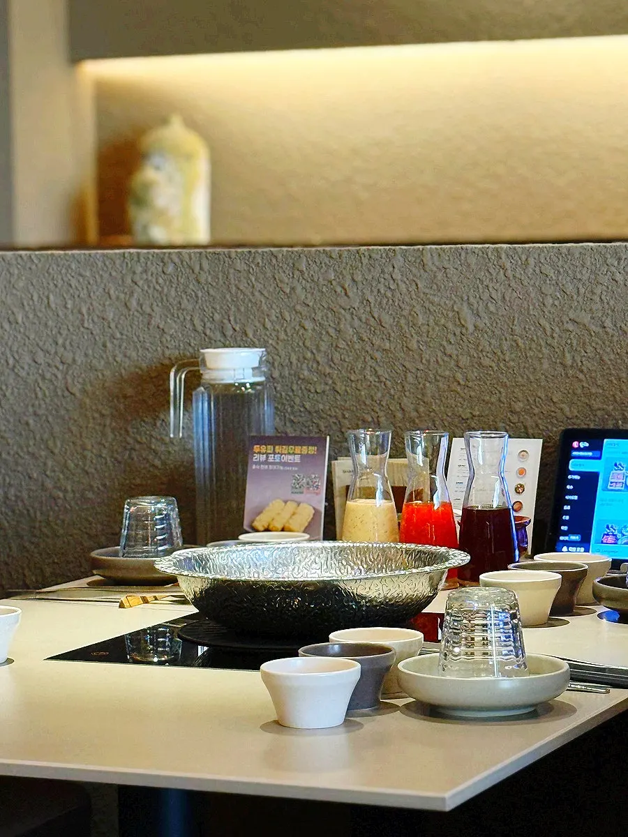 Interior atmosphere of Shabu in Seoul Yongsan Main Branch