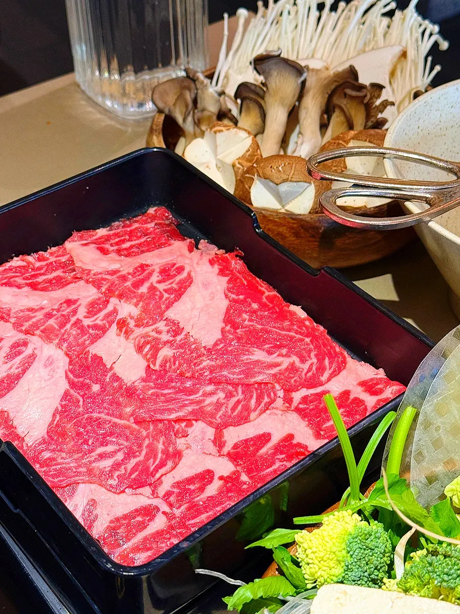 Sukiyaki-specific pot and sweet-savory sauce
