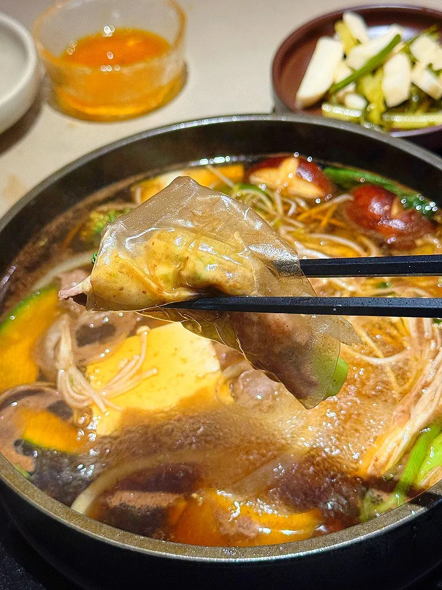 Rice paper wrap filled with meat and vegetables