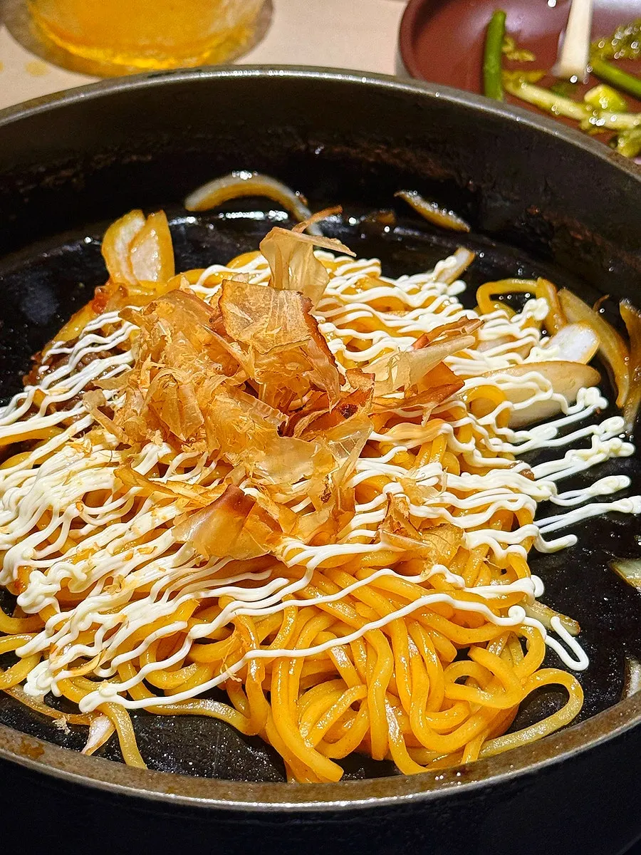 Preparing the finishing yakisoba dish after sukiyaki
