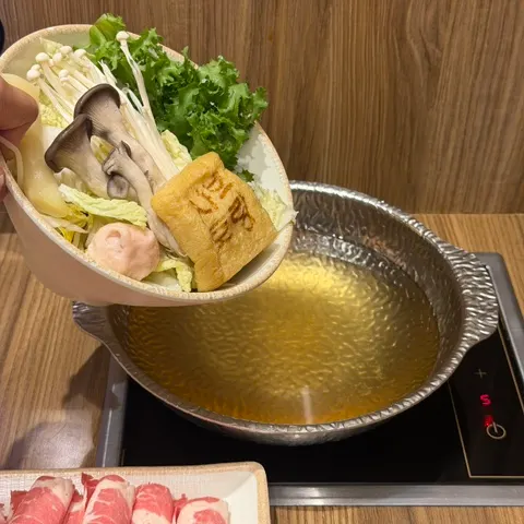 끓는 육수에 야채와 고기를 넣는 모습