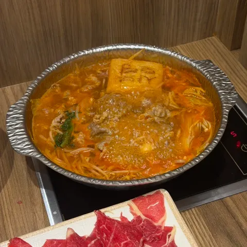 익은 고기를 소스에 찍어 먹는 샤브샤브