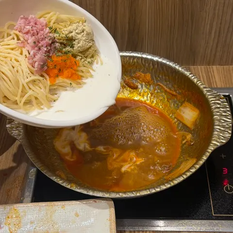 얼큰 육수에 크림파스타를 넣은 냄비