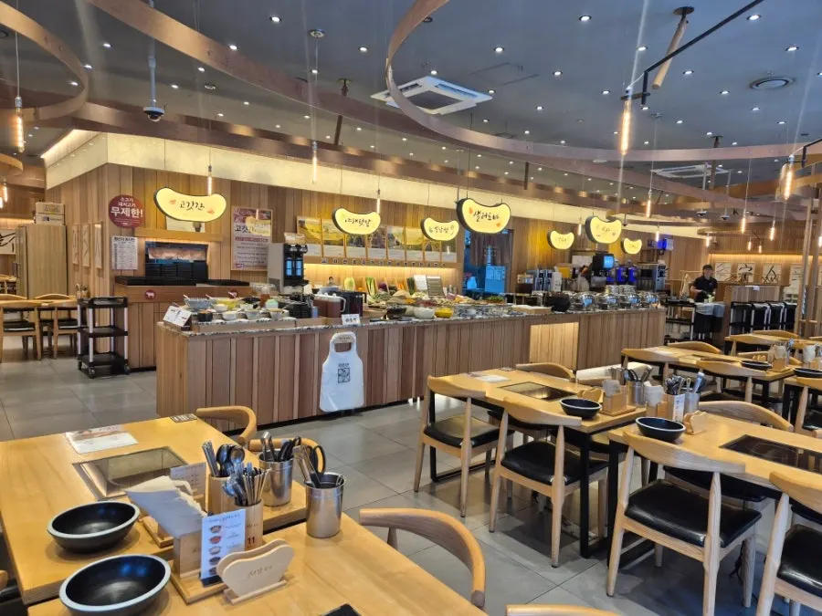 Dining hall at Shabu20 Bokhyeon branch with generously spaced tables