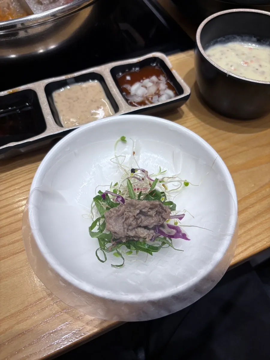Cooking meat in the broth during the 100-minute dinner course