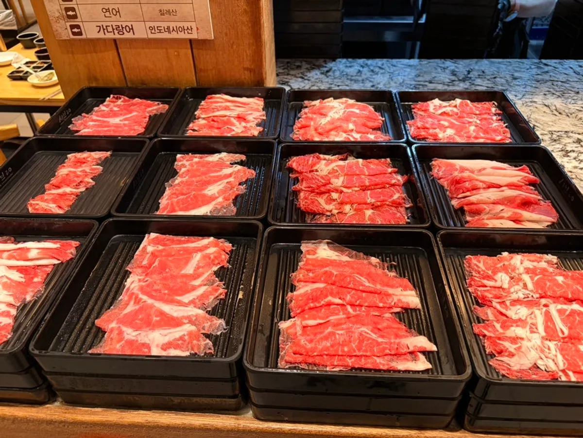 Thinly sliced shabu-shabu meat refilled without limit