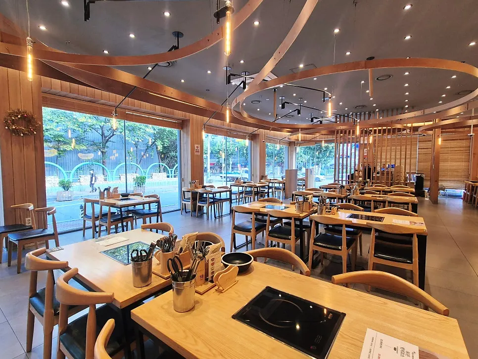 Spacious dining hall with floor-to-ceiling windows at Shabu20 Daegu Bokhyeon branch