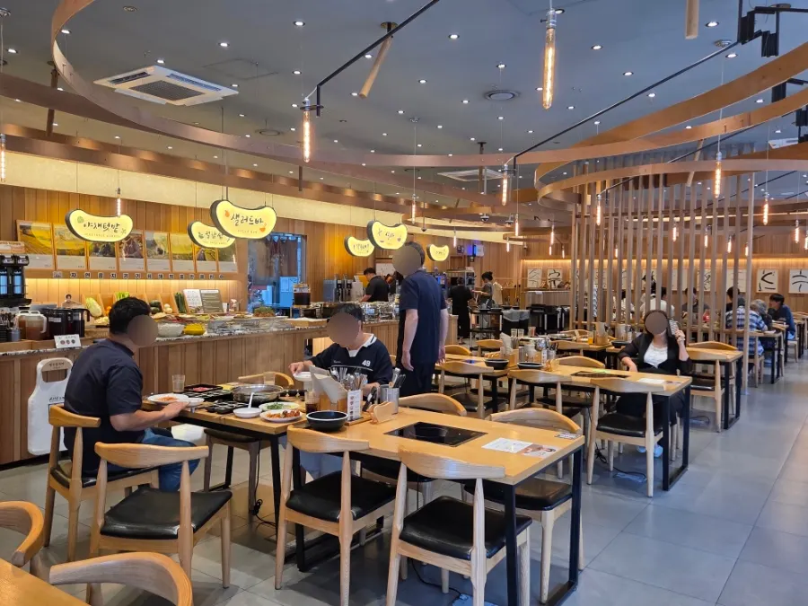 Wide view of the seating area inside Shabu20 Daegu Bokhyeon branch