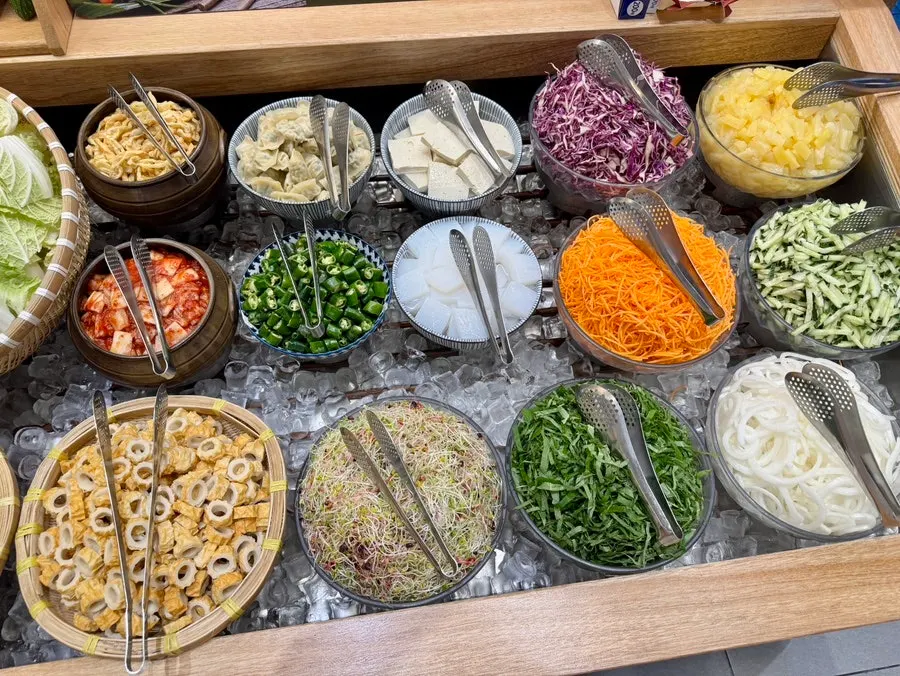 접시에 담아온 신선한 샤브샤브 야채