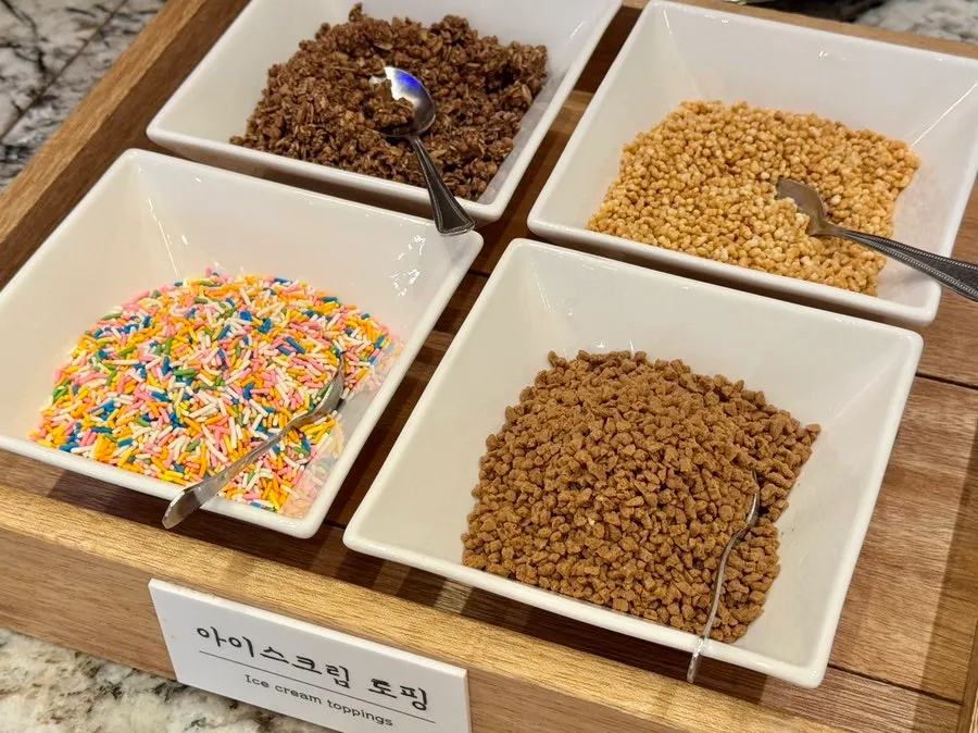 아이스크림 토핑이 종류별로 담긴 셀프바