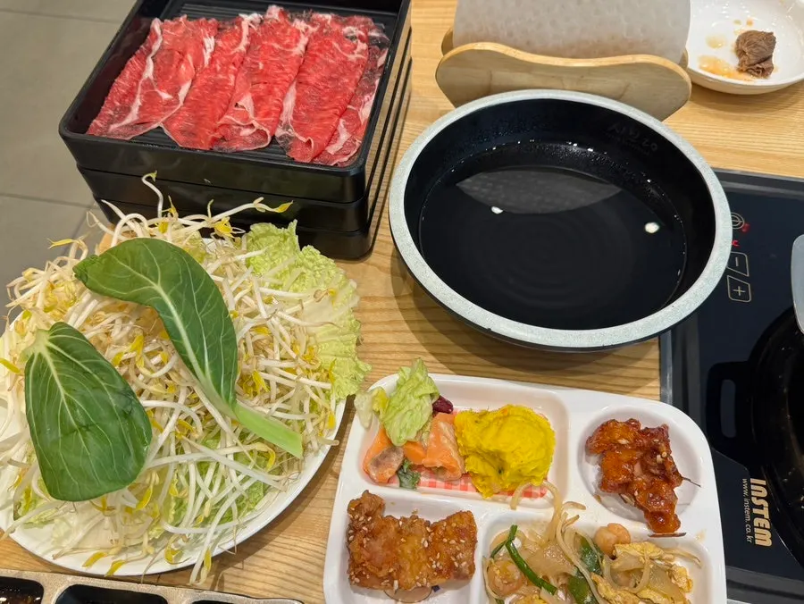 셀프바에서 가져온 음식이 가득한 테이블