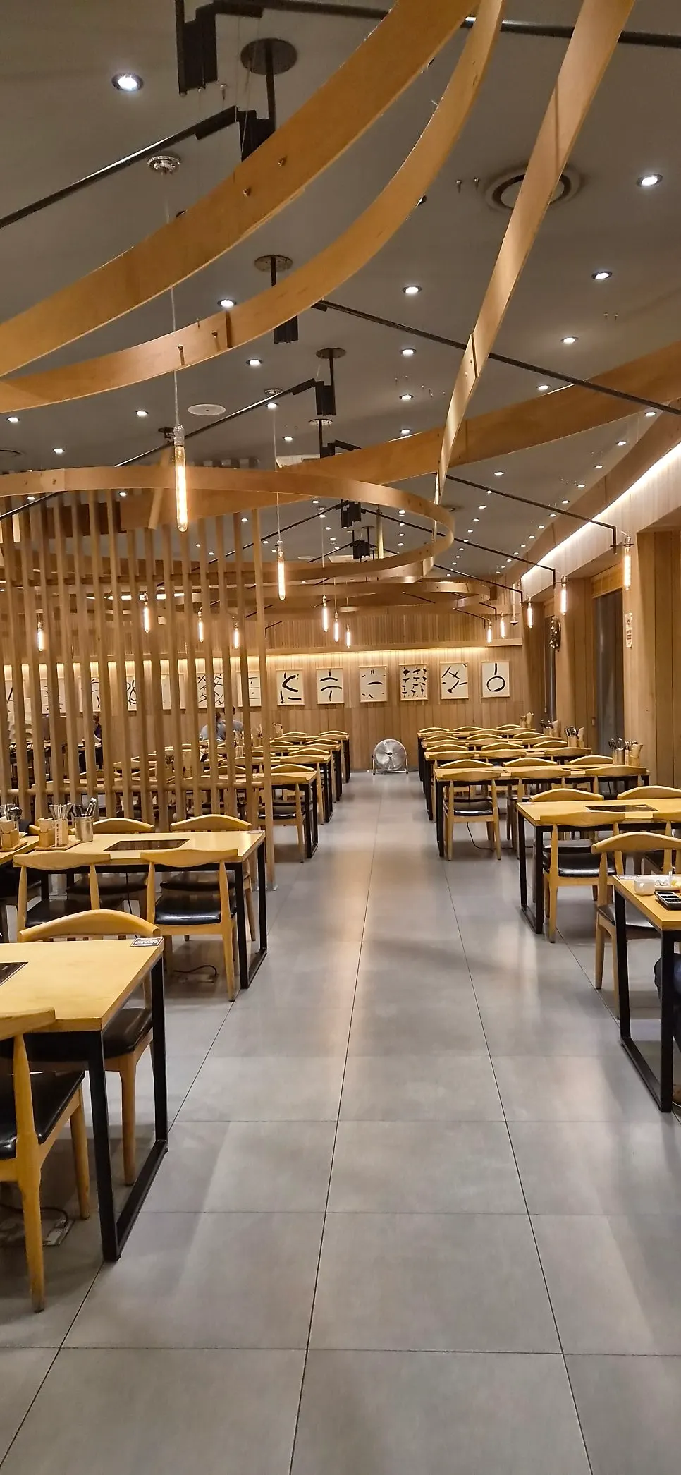 Spacious interior of the 190-seat Shabu20 Daegu Bokhyeon branch
