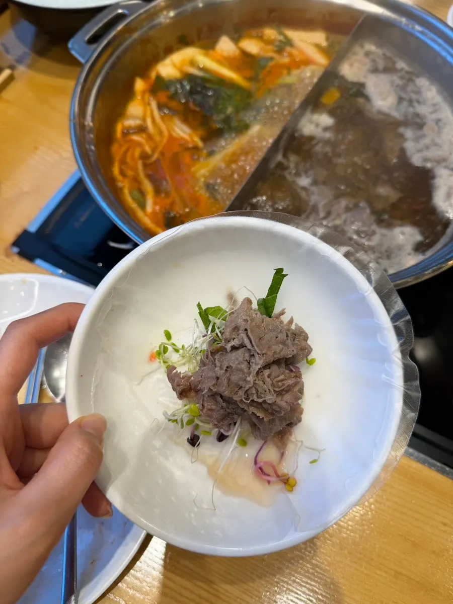 육수에 고기를 넣어 익히는 샤브샤브 냄비