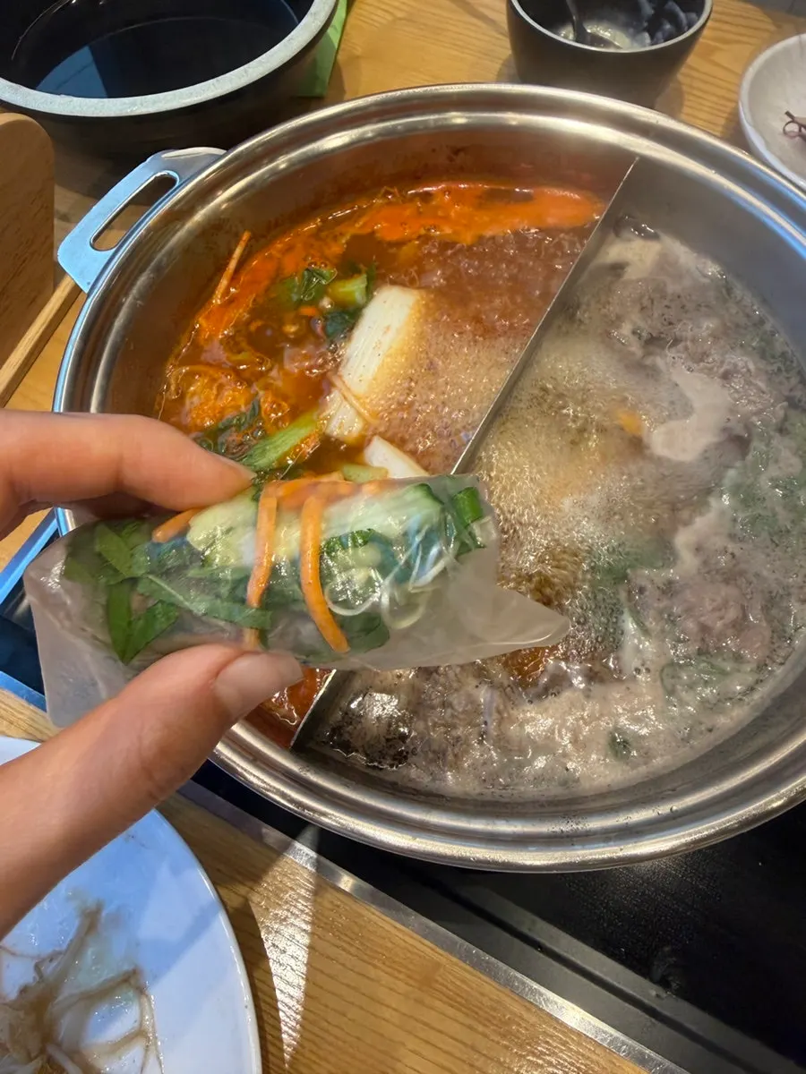 라이스페이퍼에 채소를 올린 월남쌈