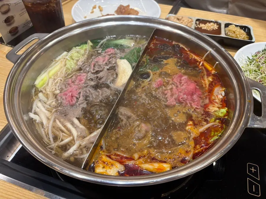 Two pots of katsuobushi and hotpot broth